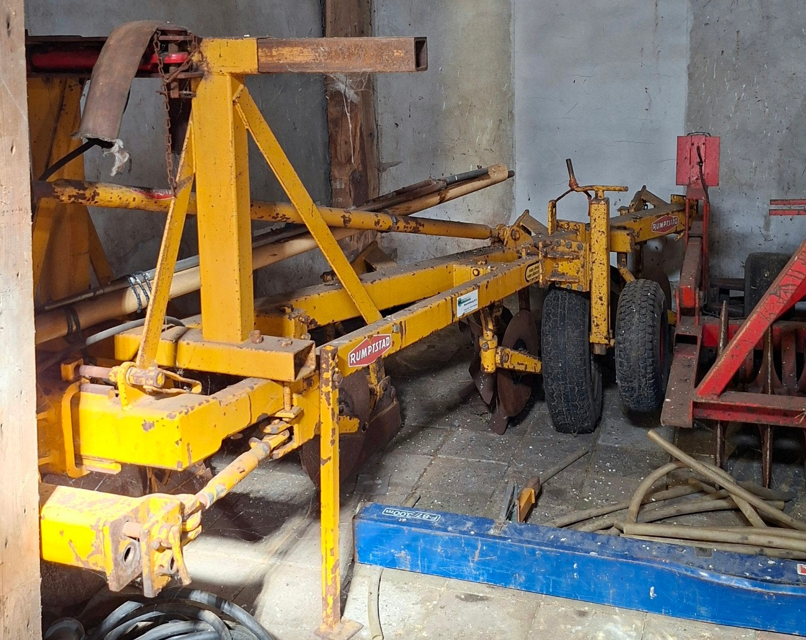 rumptstad 4 schaar ploeg met vorenpakker, Ophalen, Grondbewerking