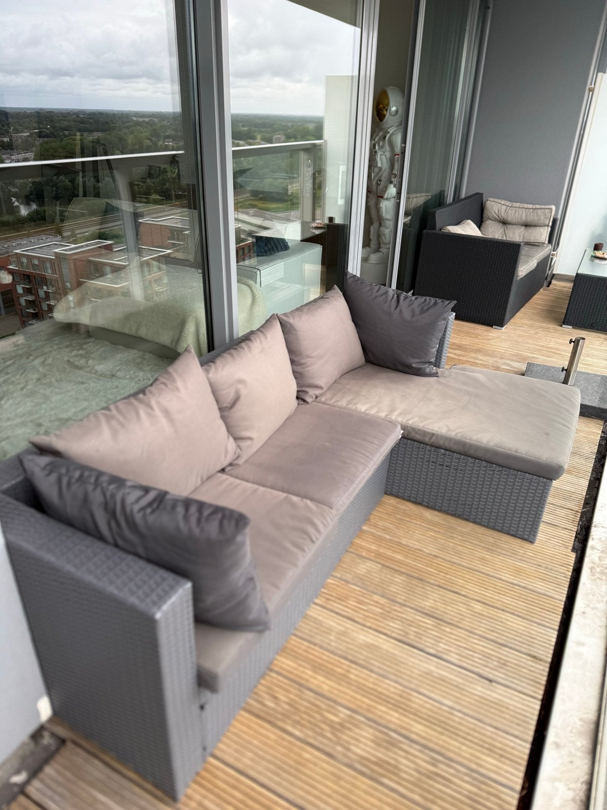 Grijze loungeset met kussens en bijzettafel, Ophalen, Gebruikt, 3 zitplaatsen, Loungeset