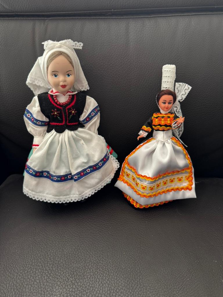 Bieden: twee poppetjes kledingdracht 20 en 18 cm (ongeveer), Verzamelen, Poppen, Ophalen of Verzenden, Gebruikt, Pop