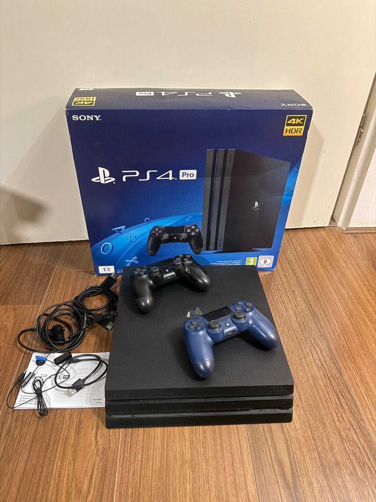 PS4 Pro 1TB INCL 2 Controlers Doos ETC!, Ophalen, Met 2 controllers, Zo goed als nieuw, Nederland