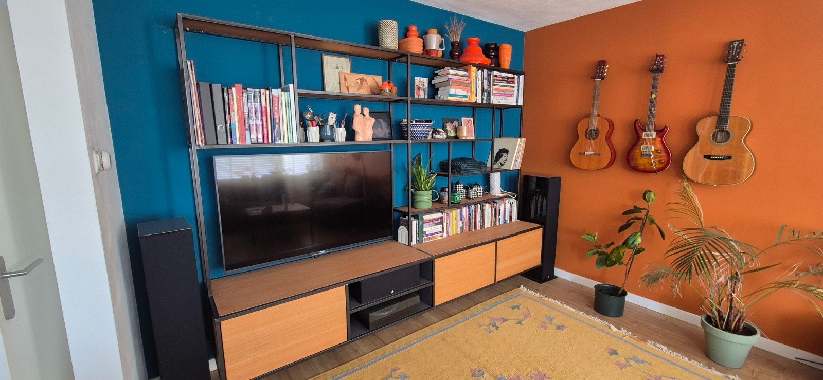 Moderne TV-meubel met open vakken en opbergruimte, Overige houtsoorten, Gebruikt, Ophalen of Verzenden, 200 cm of meer