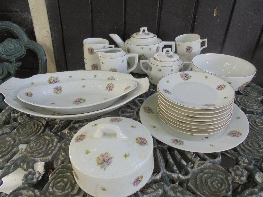 Heel Oud Ontbijtservies met roze, paarse en gele roosjes, Ophalen of Verzenden