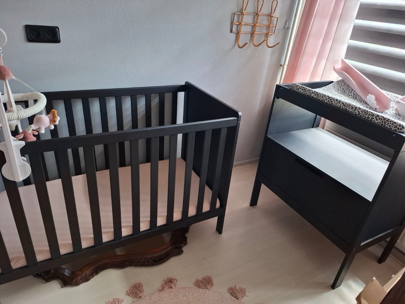 Ledikantje en commode - Complete babykamer set, Ophalen, Zo goed als nieuw, Minder dan 140 cm, Minder dan 70 cm