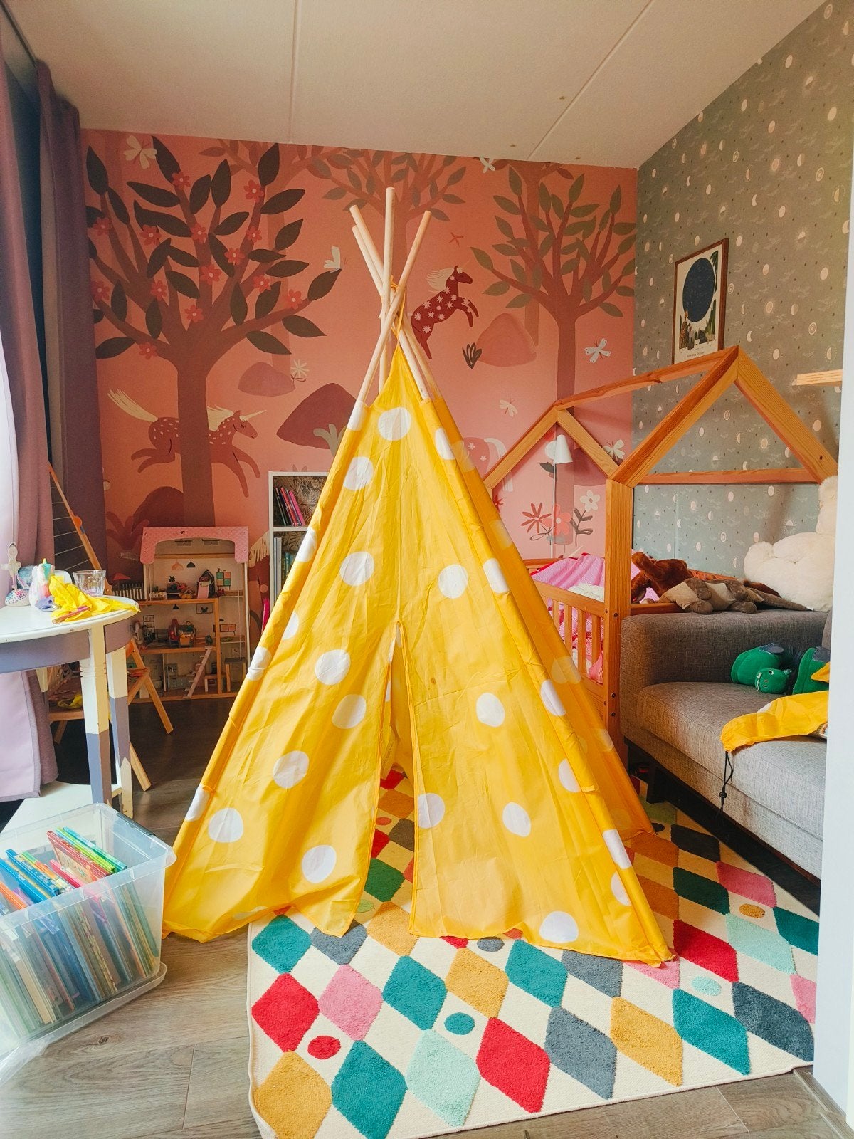 Gratis gele speeltent met houten stokken en witte stippen, Kinderen en Baby's, Ophalen, Gebruikt
