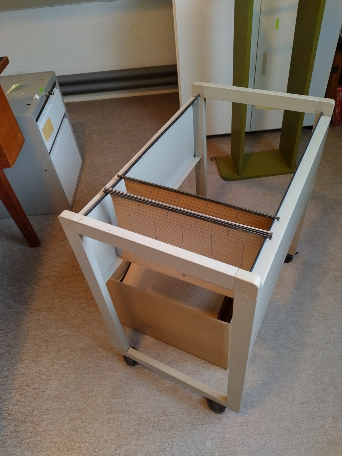 Hangmappenkar met hangmappen, Ophalen