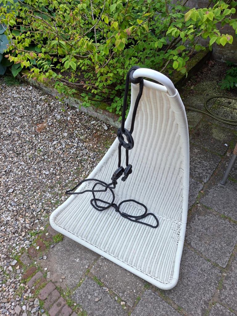Witte hangstoel van riet/rotan - Comfortabel en stijlvol, Gebruikt, Wit, Ophalen of Verzenden, Eén