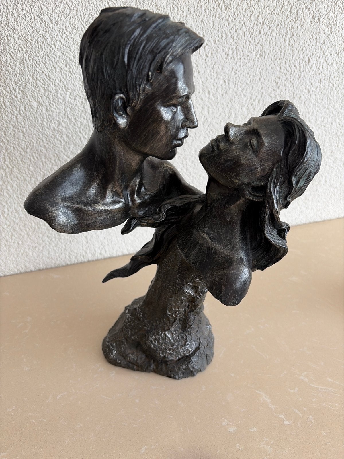Sculptuur van een verliefd stel, Groep mensen, Ophalen of Verzenden, Gepatineerd, 20 - 50 cm
