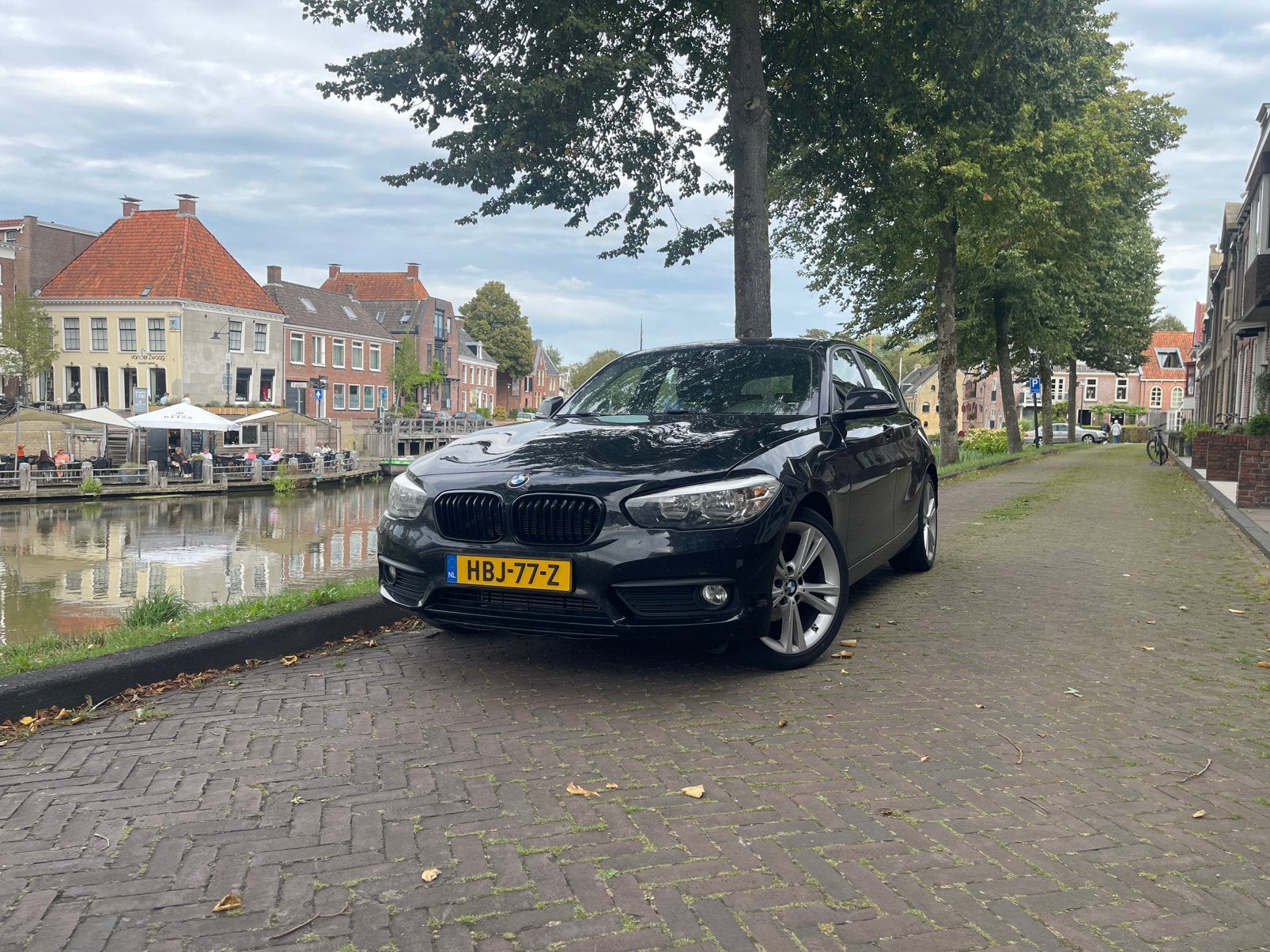 BMW 1-serie 118i uit 2018 zwart (18 inch, climate, apk 2027), Auto's, 1-Serie, 1280 kg, Zwart, Zwart