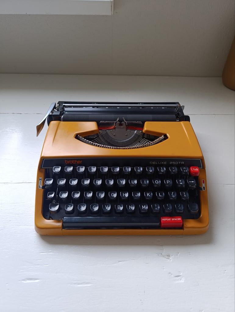 Brother Deluxe 250 TR typemachine (zeldzaam geel model), Diversen, Typemachines, Zo goed als nieuw, Ophalen of Verzenden