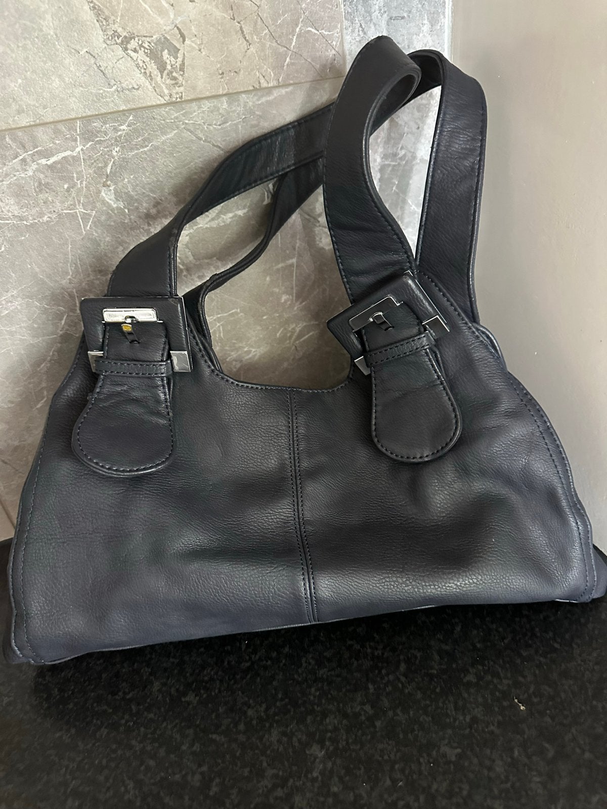 Zwarte leren handtas met gespdetails, Ophalen of Verzenden, Gebruikt, Zwart, Handtas