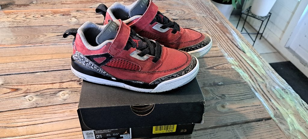 Jordan spizike low maat 34, Kinderen en Baby's, Gebruikt, Jongen of Meisje, Schoenen, Ophalen of Verzenden