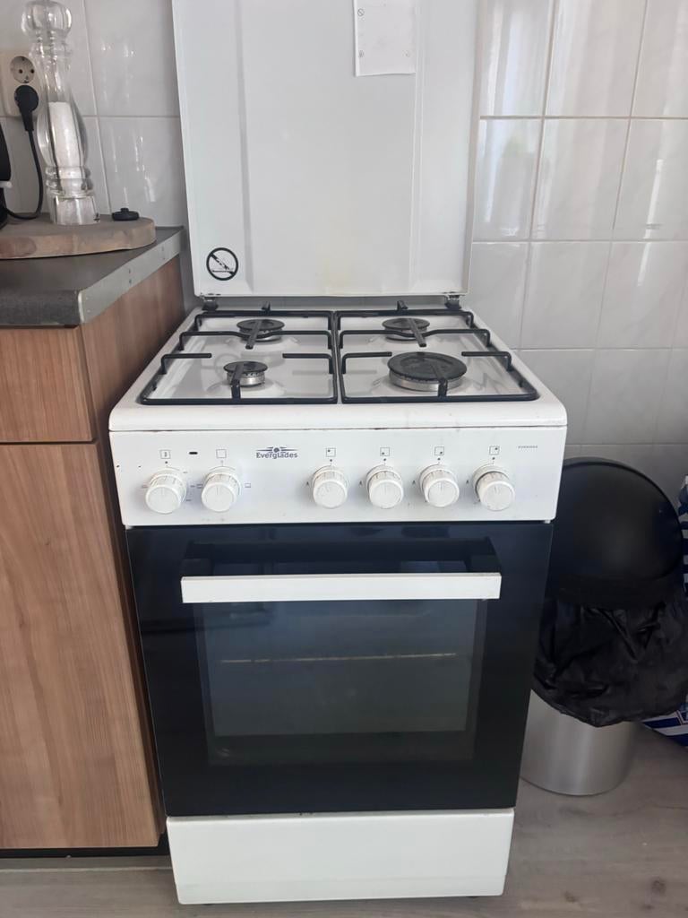 Fornuis met oven - Wit, 4 gaspitten, Witgoed en Apparatuur, Gebruikt, Gas, 85 tot 90 cm, 4 kookzones