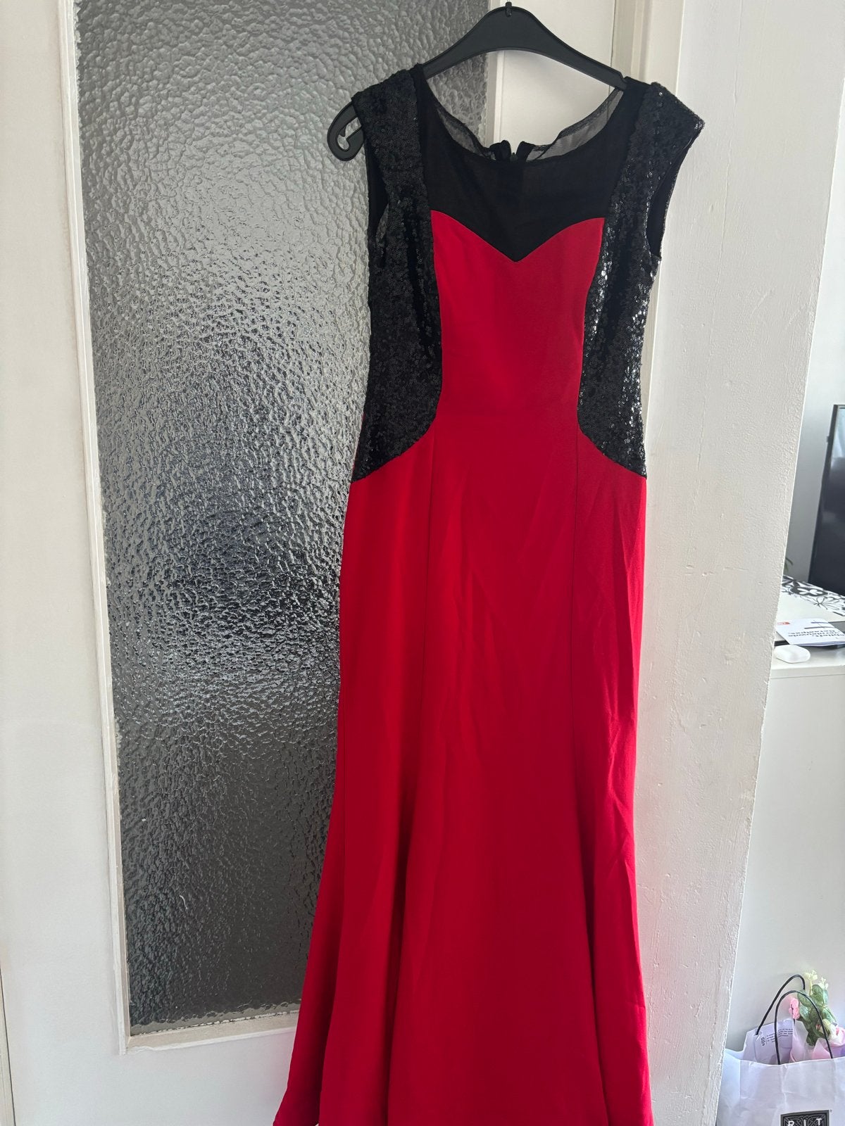 Elegante rode galajurk met zwarte pailletten, Kleding | Dames, Maat 38/40 (M), Galajurk, Ophalen of Verzenden, Zo goed als nieuw