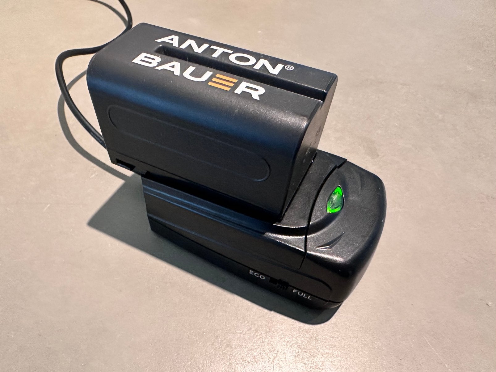Anton Bauer NP-F774 Accu met Oplader, Ophalen of Verzenden, Zo goed als nieuw, Oplaadbaar