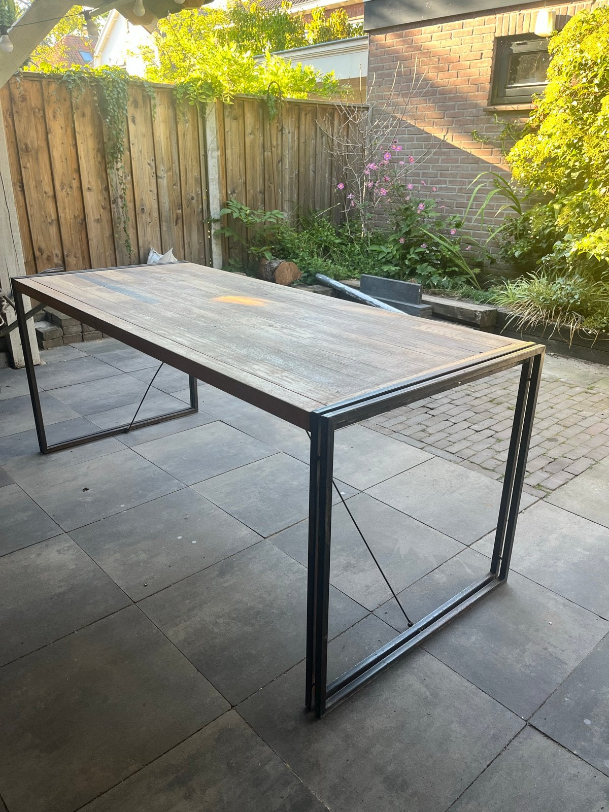 houten tafel met metalen onderstel, Huis en Inrichting, Tafels | Eettafels, Ophalen, Gebruikt, 50 tot 100 cm, Vijf personen of meer