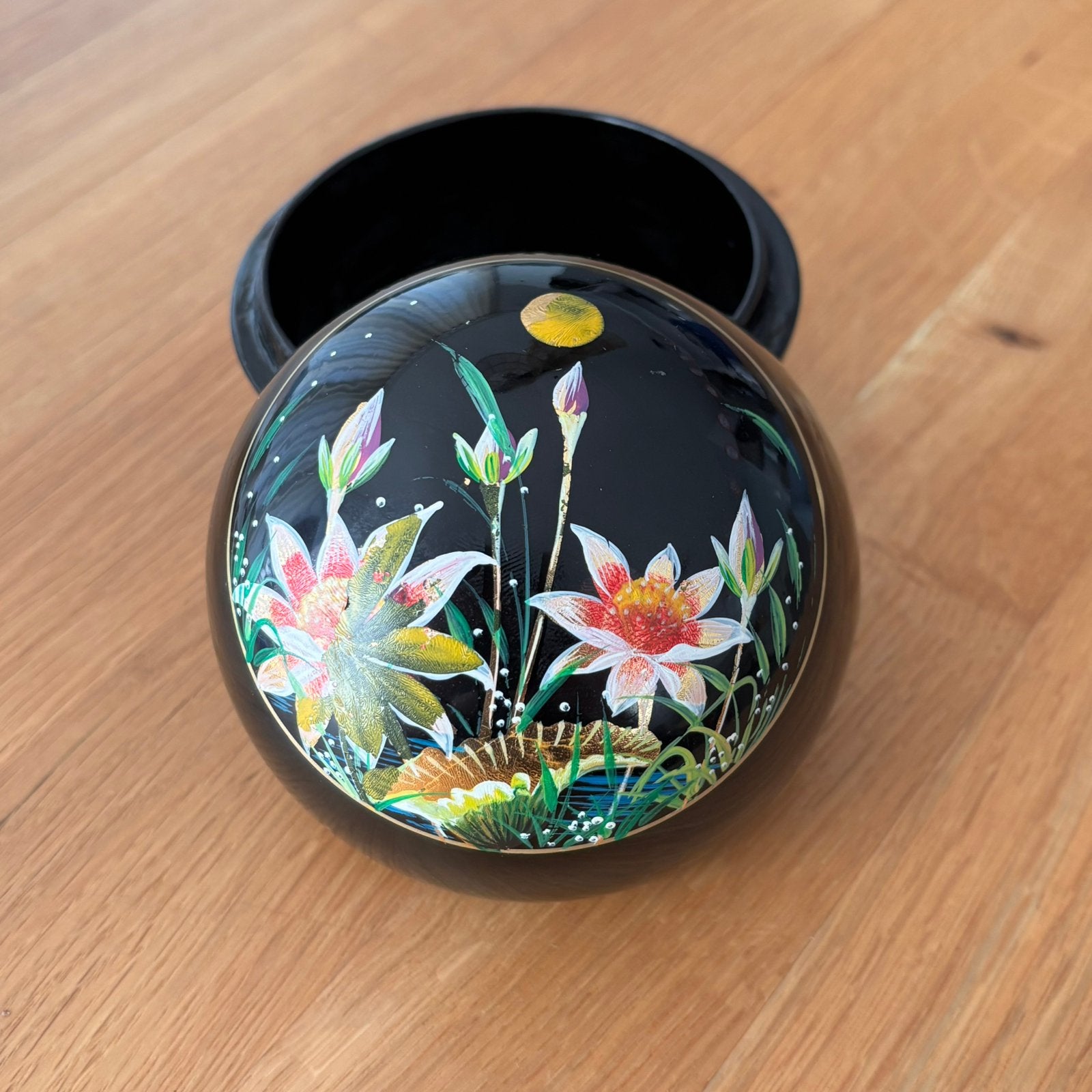 Zwart gelakt lakdoosje handbeschilderd, Antiek en Kunst, Verzenden