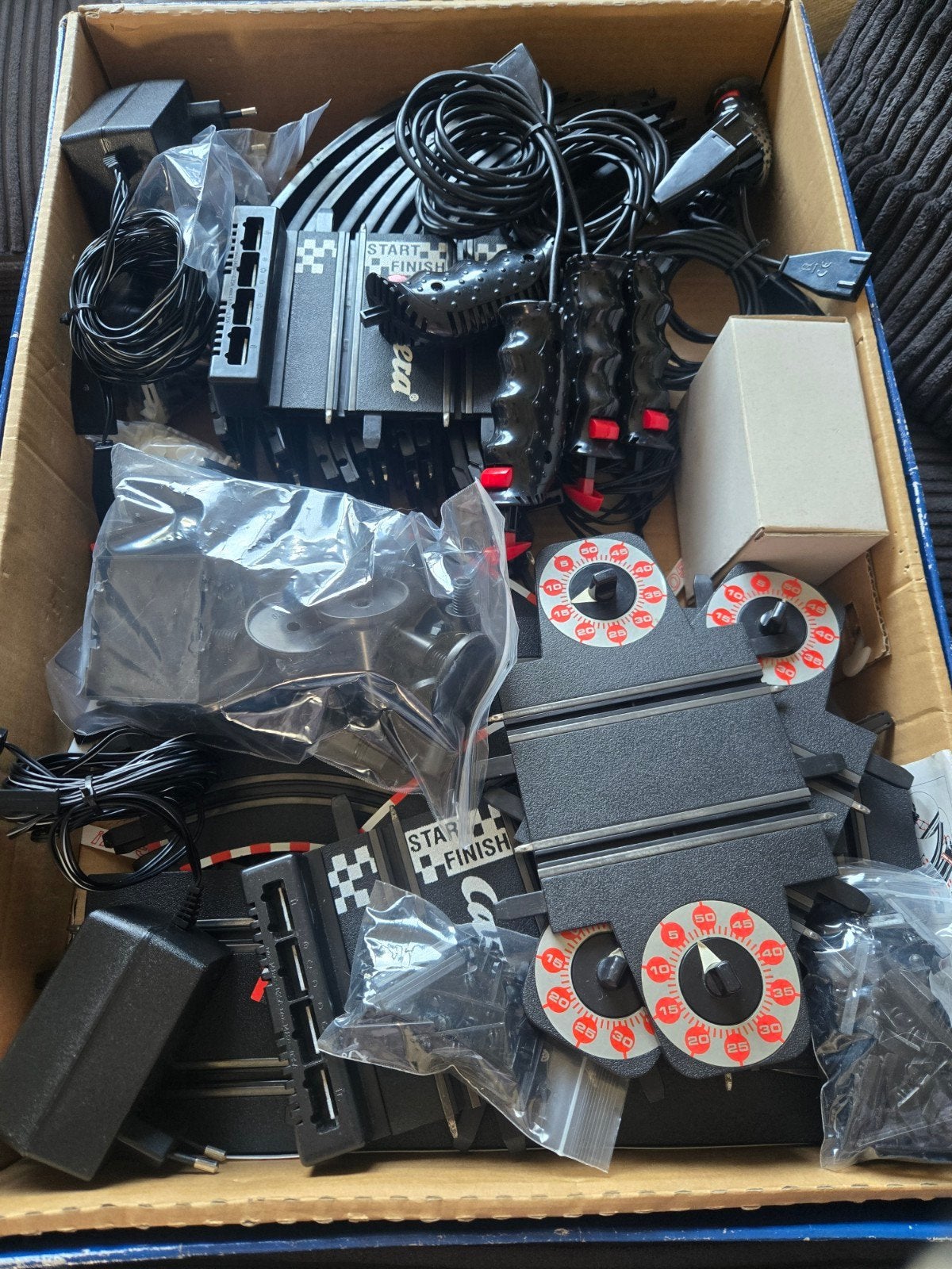 Carrera Racebaan Onderdelen met 8 Auto's en Adapters, Gebruikt, Onderdelen, Carrera, Ophalen of Verzenden