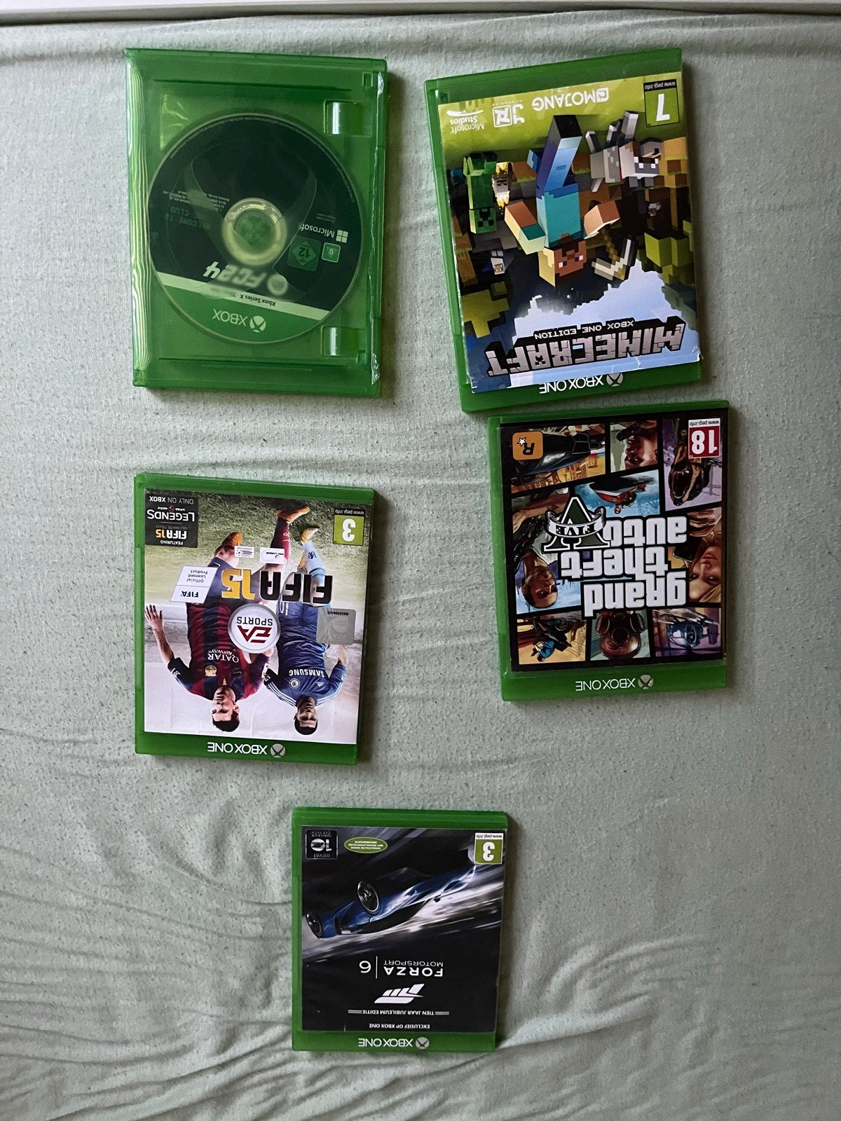 Xbox One met 4 games: FIFA 15, FC24, Minecraft, GTA V, Gebruikt, Overige genres, 2 spelers, Eén computer