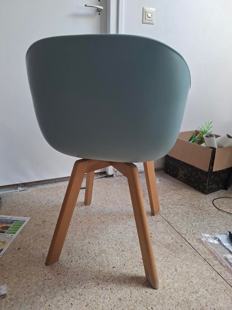 Moderne stoel met houten poten - Lichtblauw/Grijs, Huis en Inrichting, Stoelen, Gebruikt, Eén, Hout, Kunststof, Overige kleuren