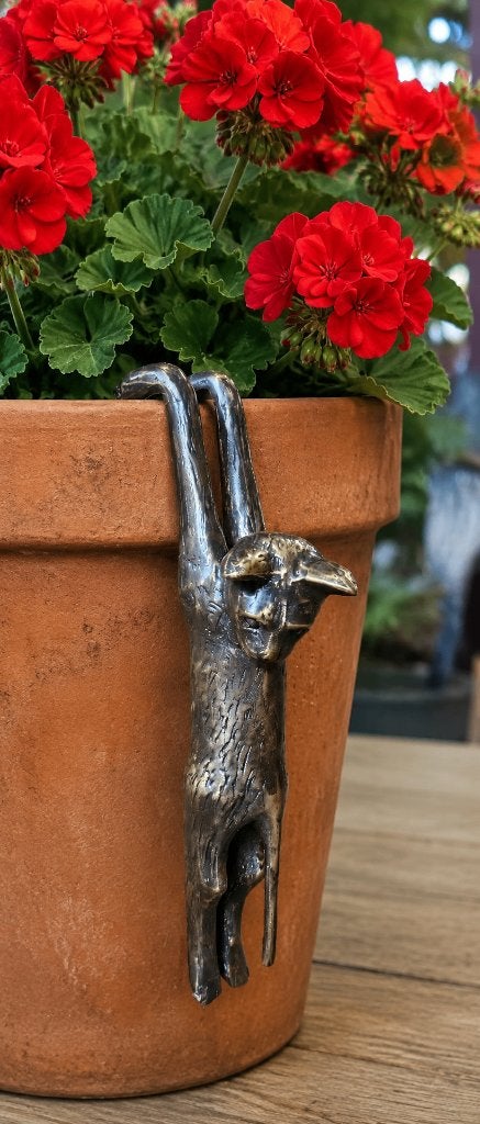 RANDHANGER POES / KAT / HANG POES / BRONZEN BEELD, Tuin en Terras, Tuinbeelden, Dierenbeeld, Nieuw, Info@huisentuindecoratiemarie.nl