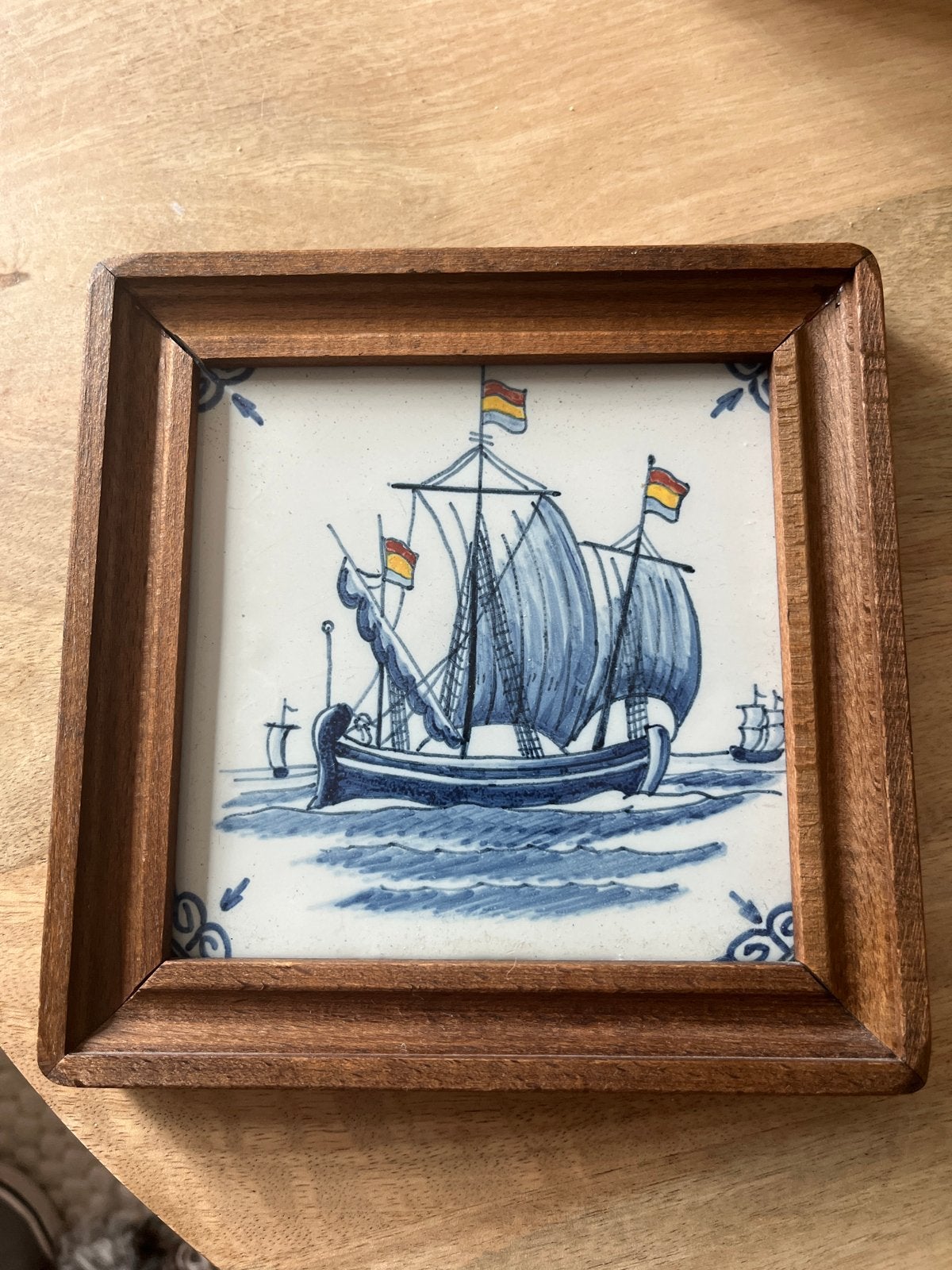 Oudhollandse tegel met zeilschip in houten lijst, Antiek en Kunst, Antiek | Wandborden en Tegels, Ophalen