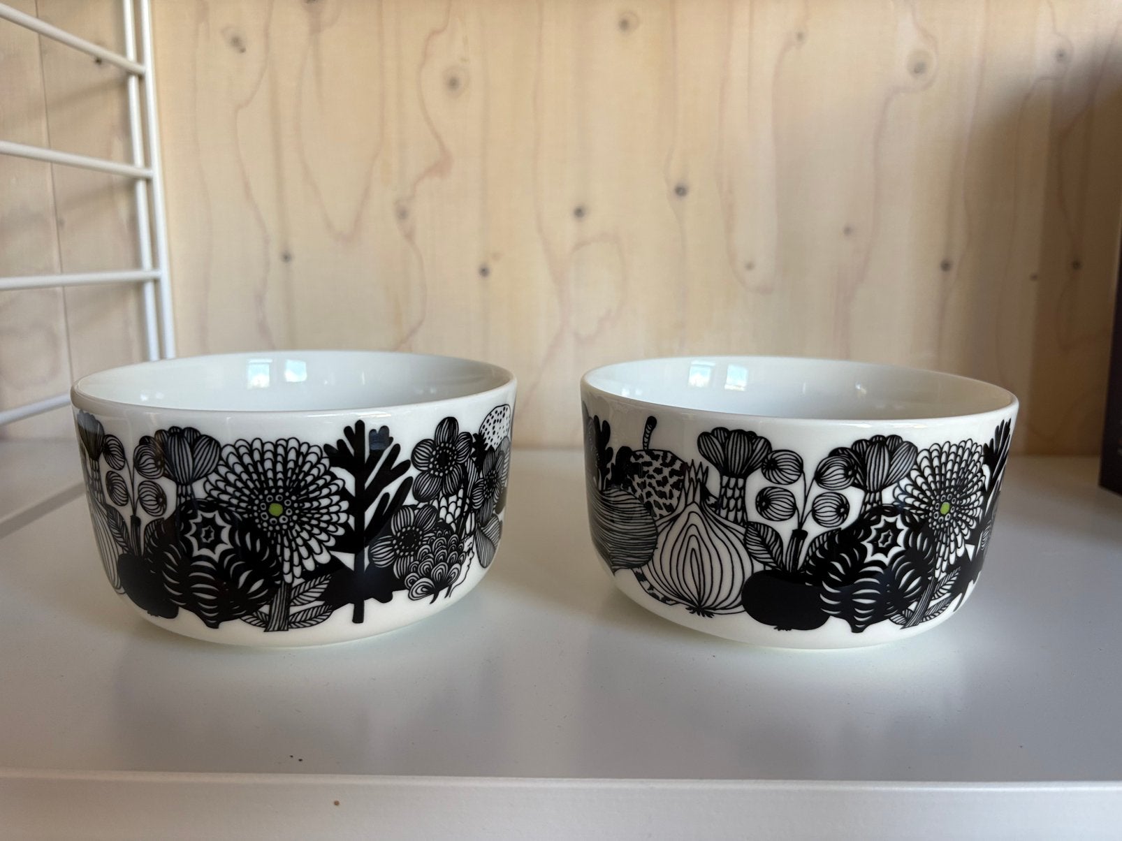 2x Marimekko Siirtolapuutarha Schaal 5dl - wit zwart groen, Overige merken, Keramiek, Nieuw, Ophalen of Verzenden