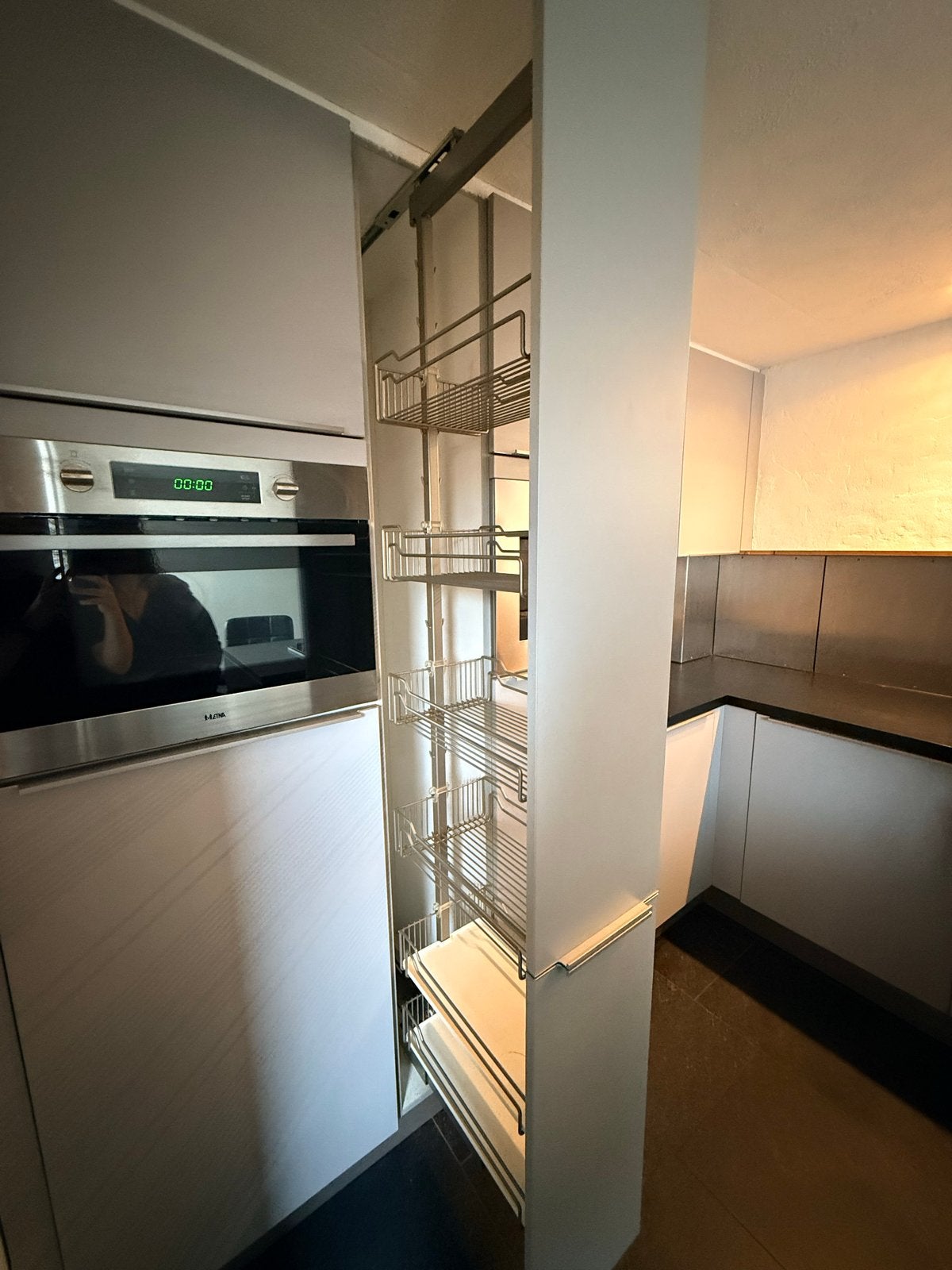 Foto 6 van Moderne U-keuken met inbouwapparatuur