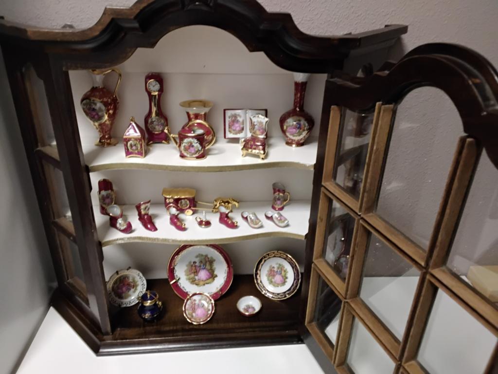 Zeer mooi vitrine kastje gevuld met Franse limoges porselein, Ophalen