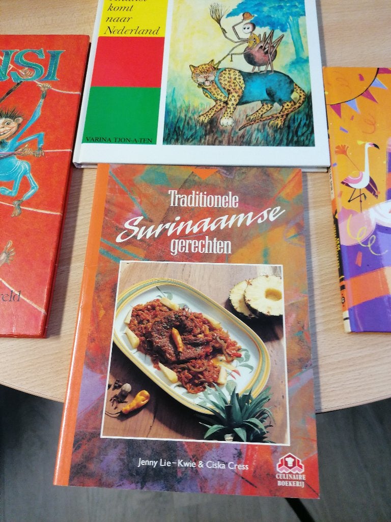 4VIER BOEKEN SAMEN Traditionele Surinaamse gerechten Anansi, Verzenden, Zo goed als nieuw, Jenny Lie-Kwie Ciska Cress