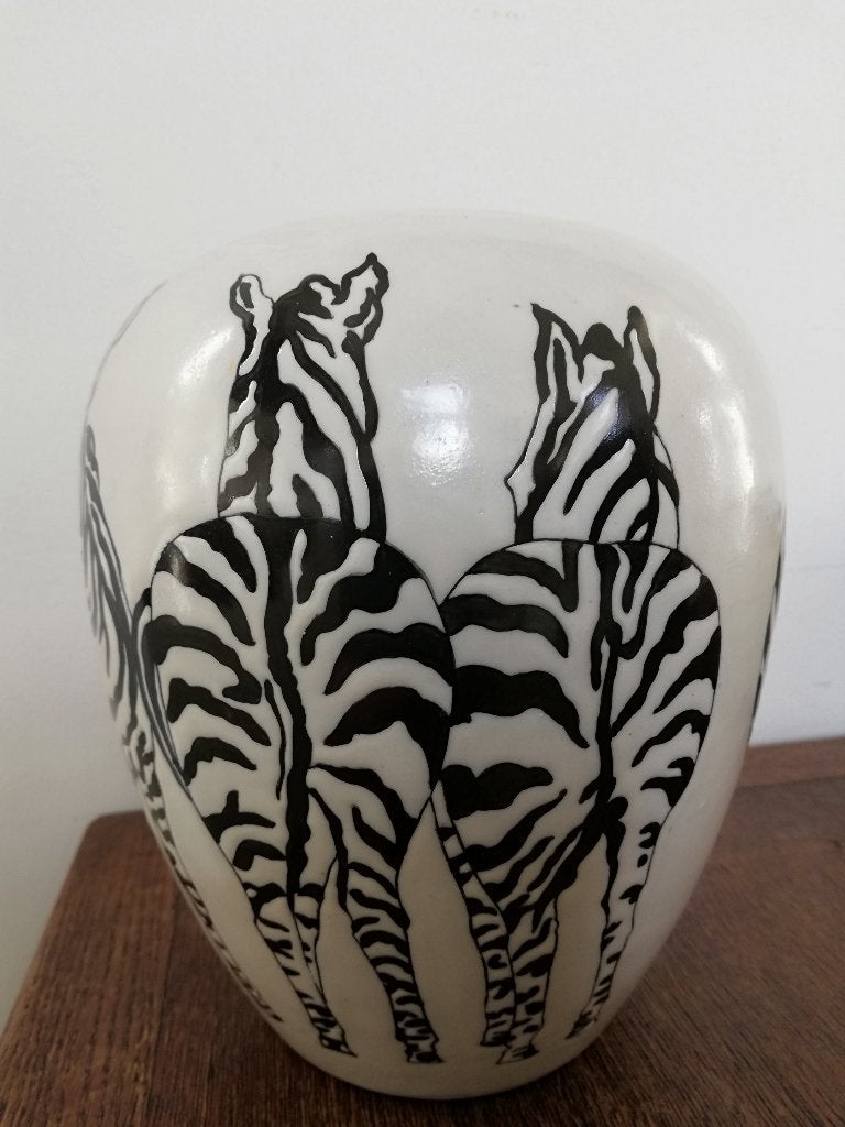 Bijzondere witte vaas zwart decor zebra's, Huis en Inrichting, Overige kleuren, Nieuw, Ophalen of Verzenden, Steen/keramiek