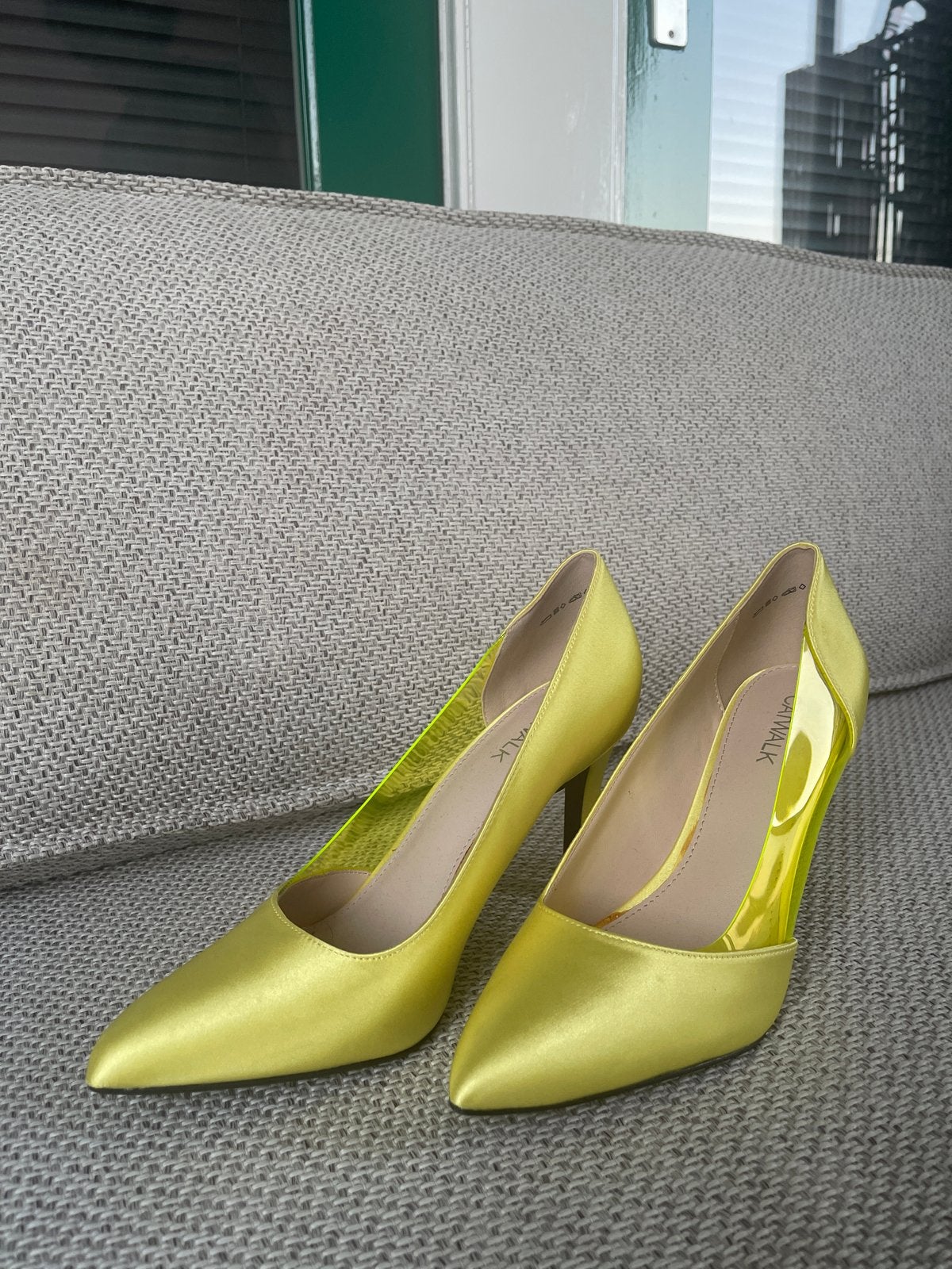 Stijlvolle Gele Pumps met Transparante Details, Ophalen, Zo goed als nieuw, Geel, Pumps