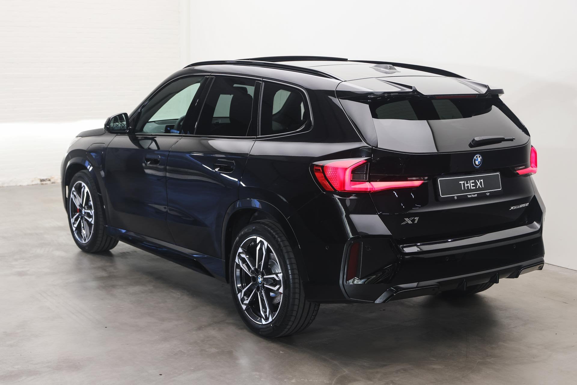 BMW X1 xDrive25e M Sport Automaat / Panoramadak / Trekhaak /, Dealer onderhouden, Zwart, Zwart, Leder