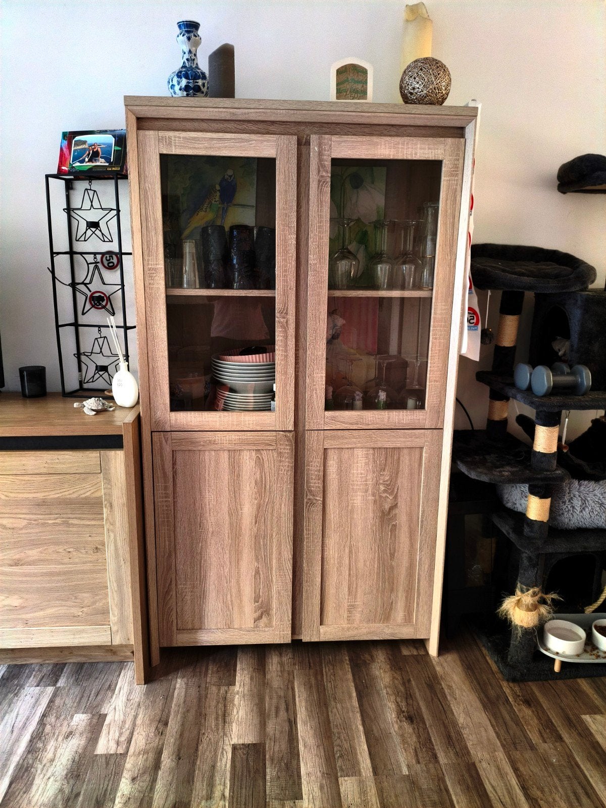 Moderne vitrinekast met glazen deuren en opbergruimte, Huis en Inrichting, Ophalen, Eikenhout, 50 tot 100 cm, Modern