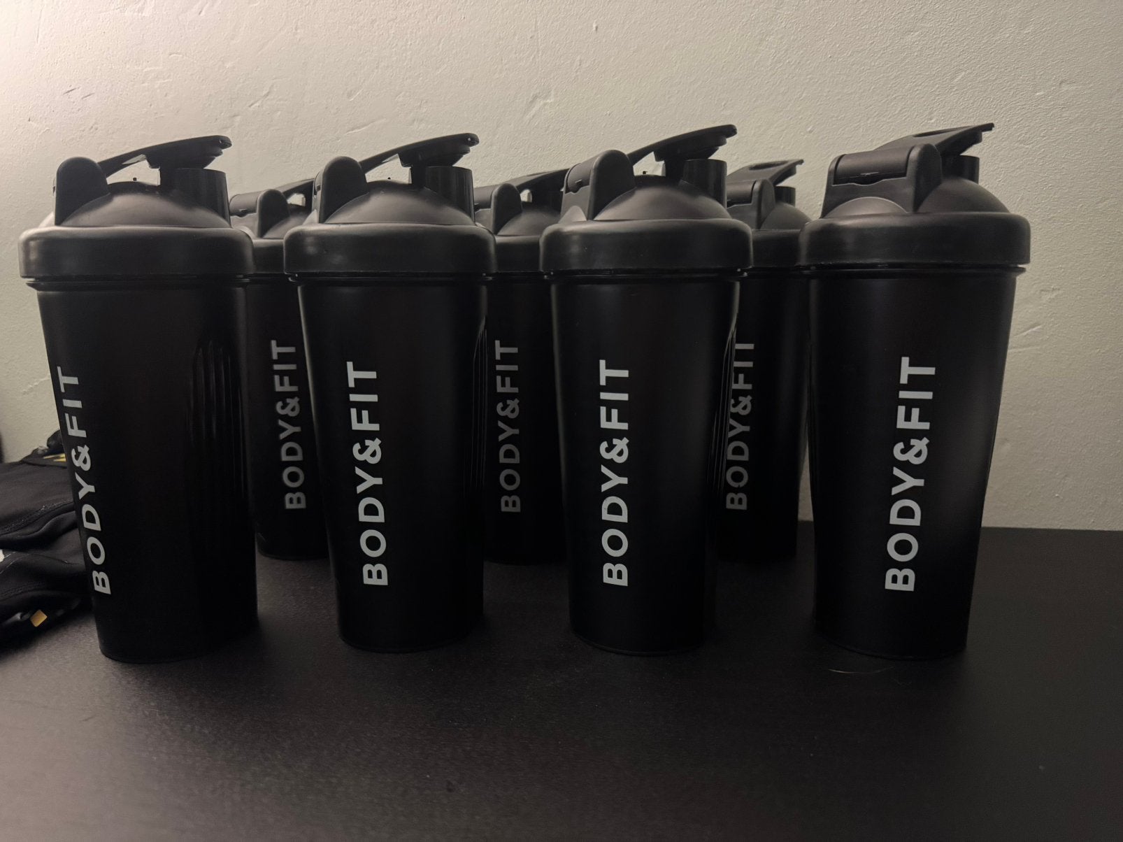 Set 8 body en fit shake bekers, Sport en Fitness, Bidons, Ophalen, Zo goed als nieuw