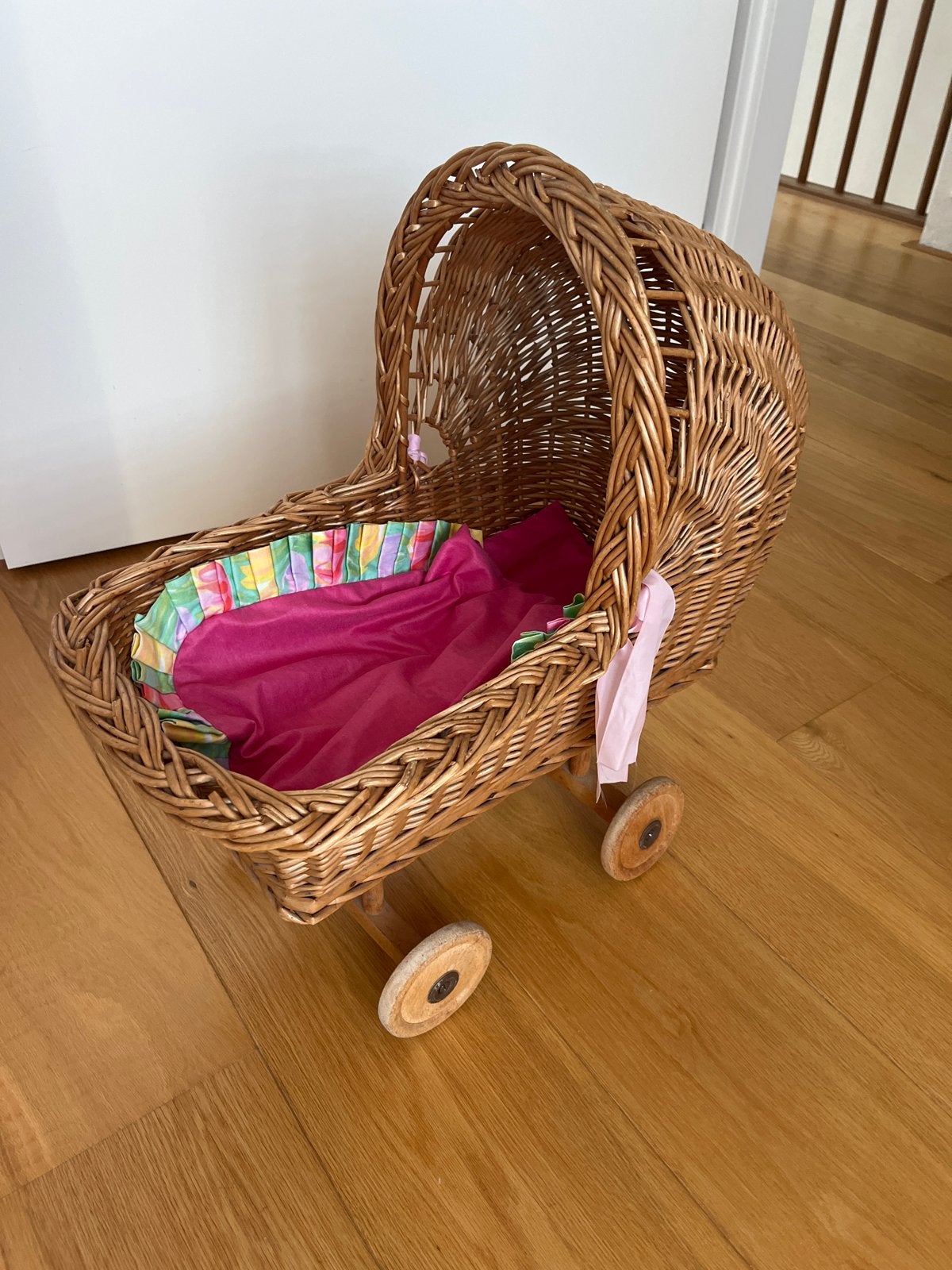 Vintage rieten poppenwagen met roze bekleding, Kinderen en Baby's, Ophalen of Verzenden, Gebruikt, Overige typen
