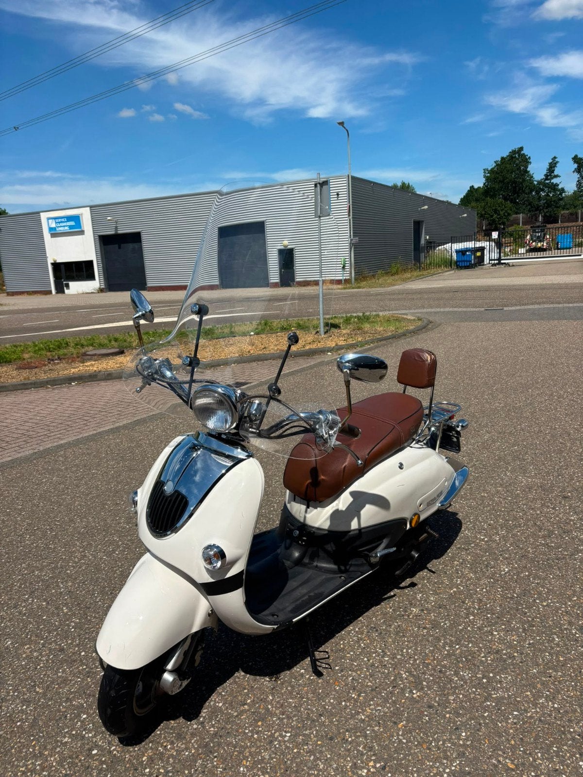 Witte Retro Scooter met Bruin Zadel en Windscherm, Fietsen en Brommers, Scooters | Overige merken, Maximaal 45 km/u, Ophalen of Verzenden