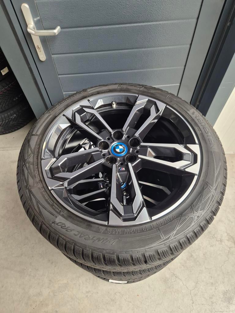 Originele BMW iX1 X1 en iX2 X2 871M set met winterbanden 19, Auto-onderdelen, Banden en Velgen, 245 mm, Banden en Velgen, Winterbanden