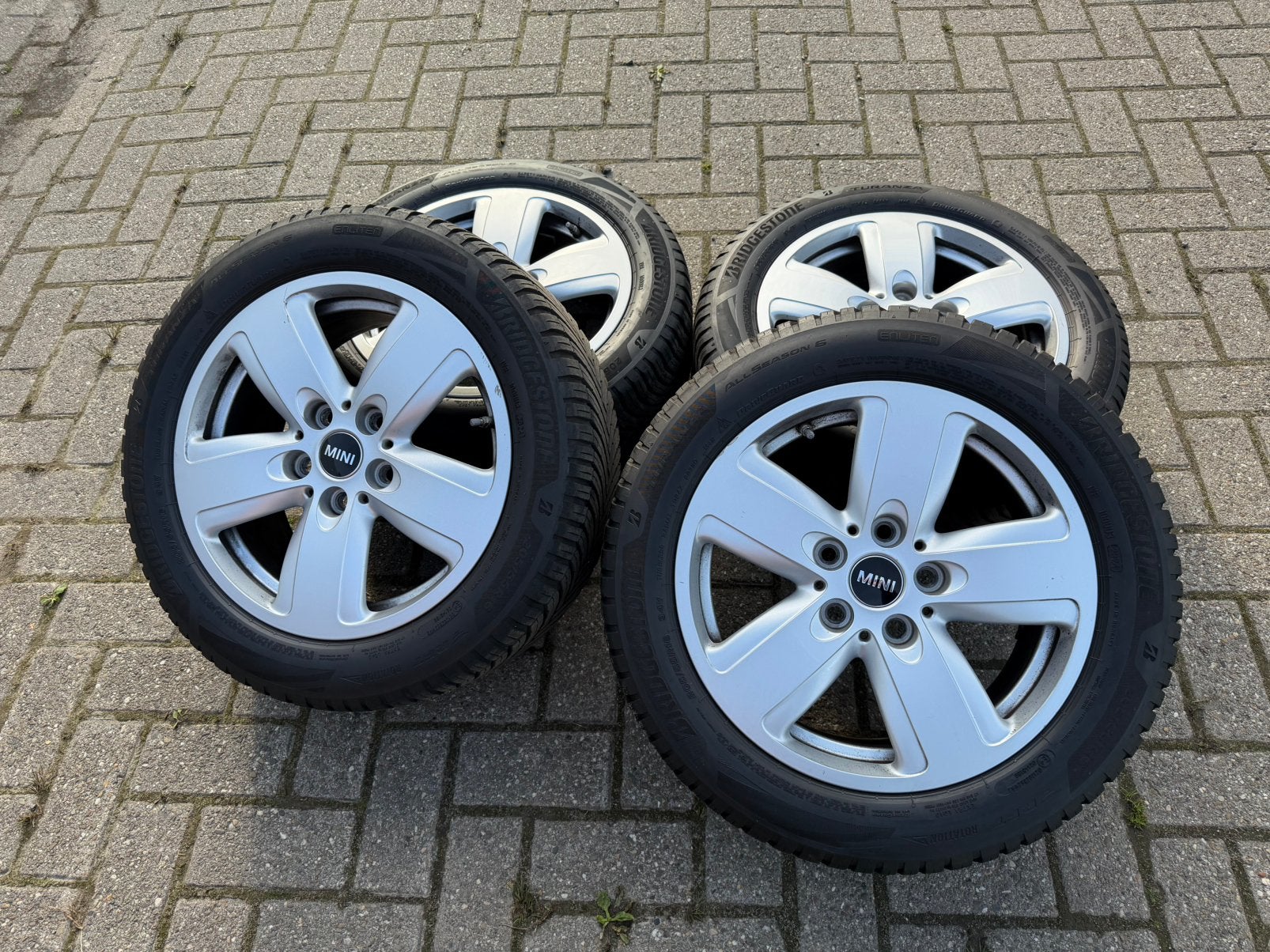 MINI F54 Clubman velgenset all season 205 55 16 Bridgestone, Auto-onderdelen, Ophalen, 16 inch, Banden en Velgen, 205 mm