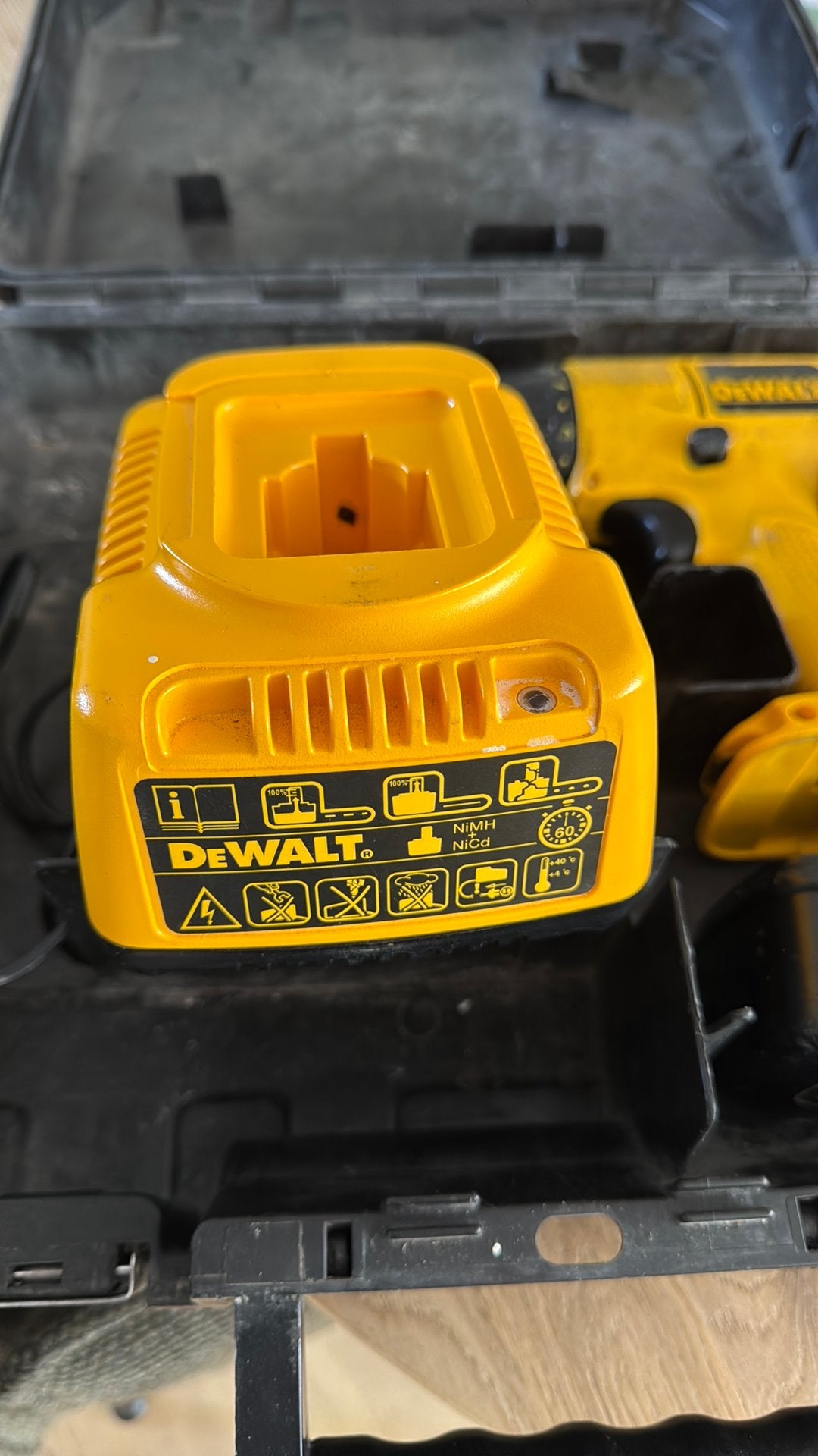 DeWalt Boor- en Schroefmachine met lader en accu, Ophalen of Verzenden, Gebruikt, Minder dan 400 watt, Boor- en Schroefmachine