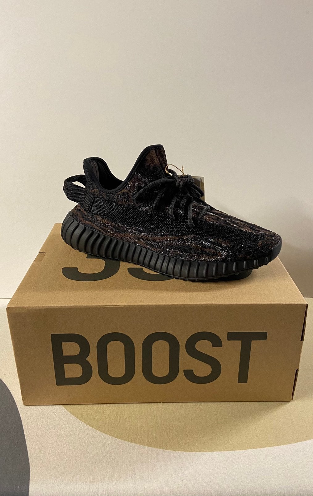 Yeezy Boost 350 V2 MX Rock 42, Kleding | Heren, Ophalen of Verzenden, Zo goed als nieuw, Zwart