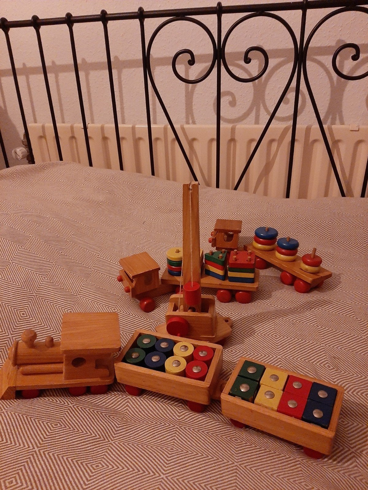 Oude houten locomotief met twee wagons en nog meer, Ophalen of Verzenden