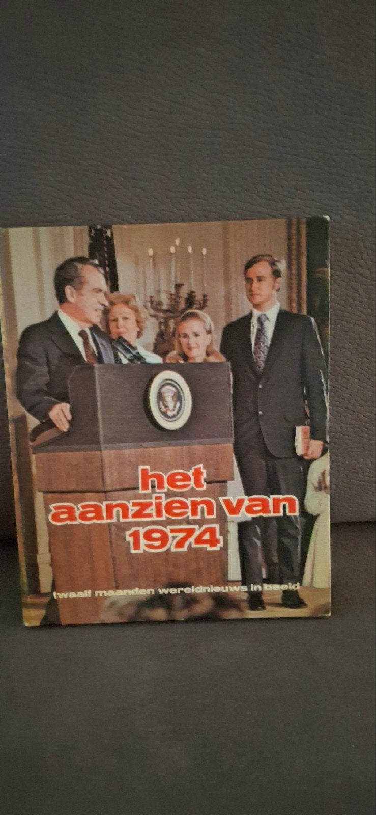 Het Aanzien van 1974: Twaalf maanden wereldnieuws in beeld, Boeken, Ophalen of Verzenden, Gelezen, Overige typen