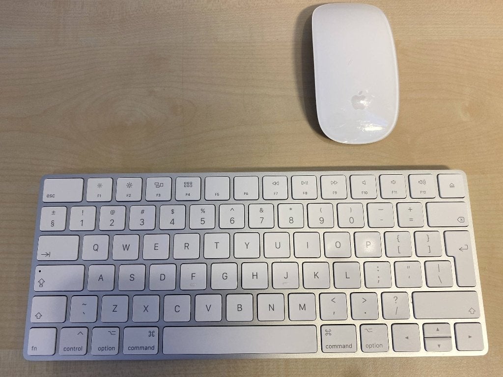 Magic Keyboard+ Mouse oplaadbaar bluetooth +Powerbank gratis, Toetsenbord en muis-set, Ophalen of Verzenden, Zo goed als nieuw