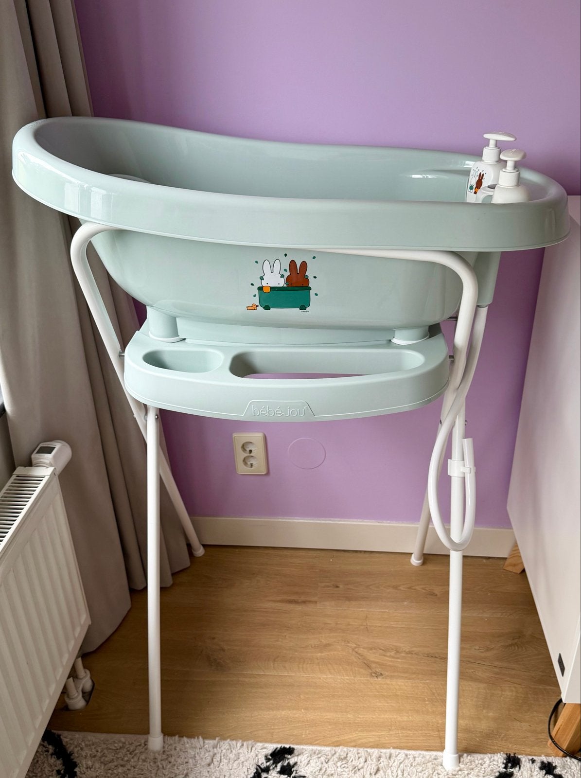Bébé-jou Nijntje thermo badje met standaard en badzitje, Ophalen, Zo goed als nieuw, Badje, Bébé-jou