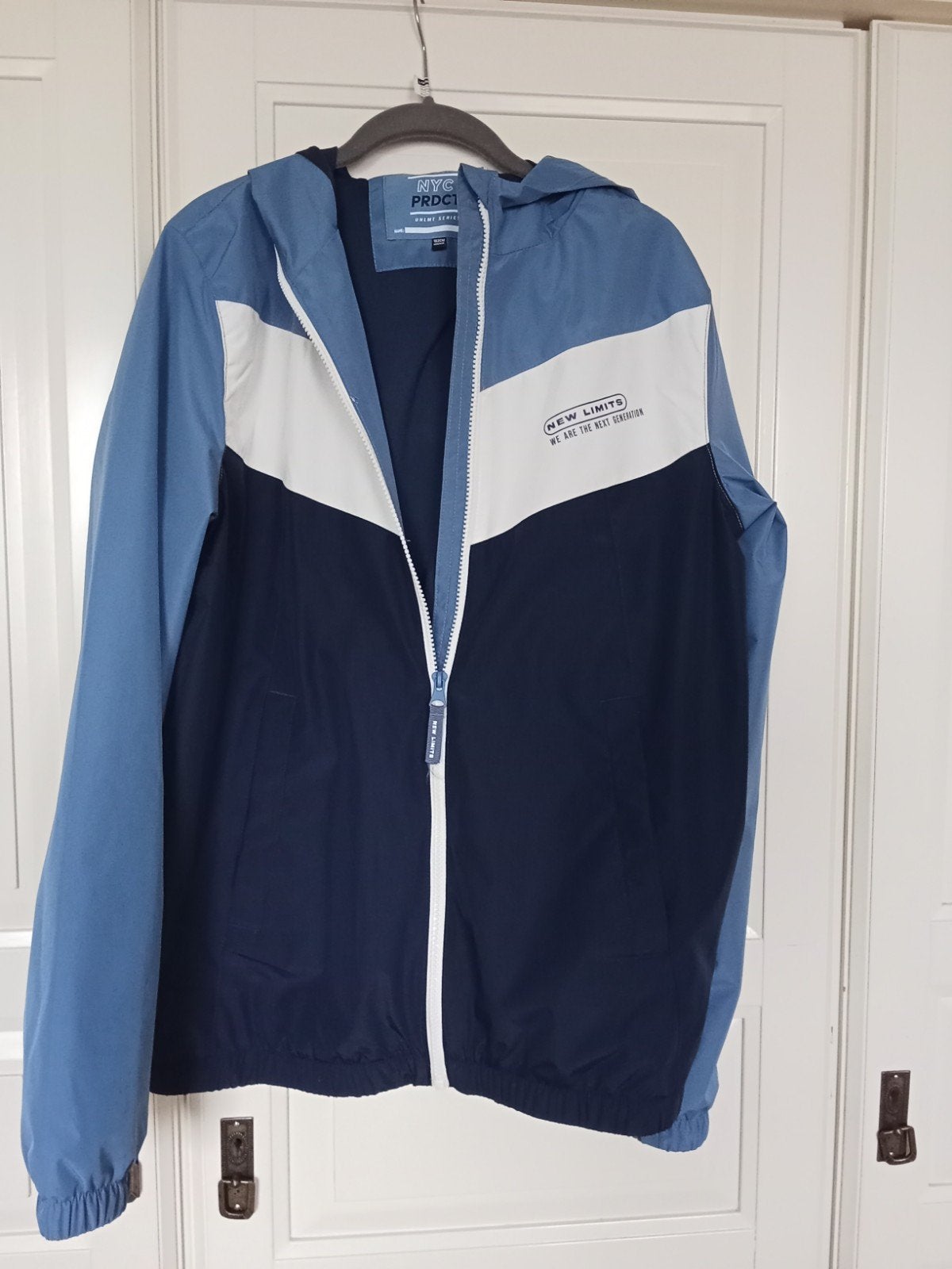 NYC PRDCT Windjack - Blauw/Wit/Donkerblauw - Maat 182cm, Kinderen en Baby's, Zo goed als nieuw, Jongen, Jas, Diverse merken