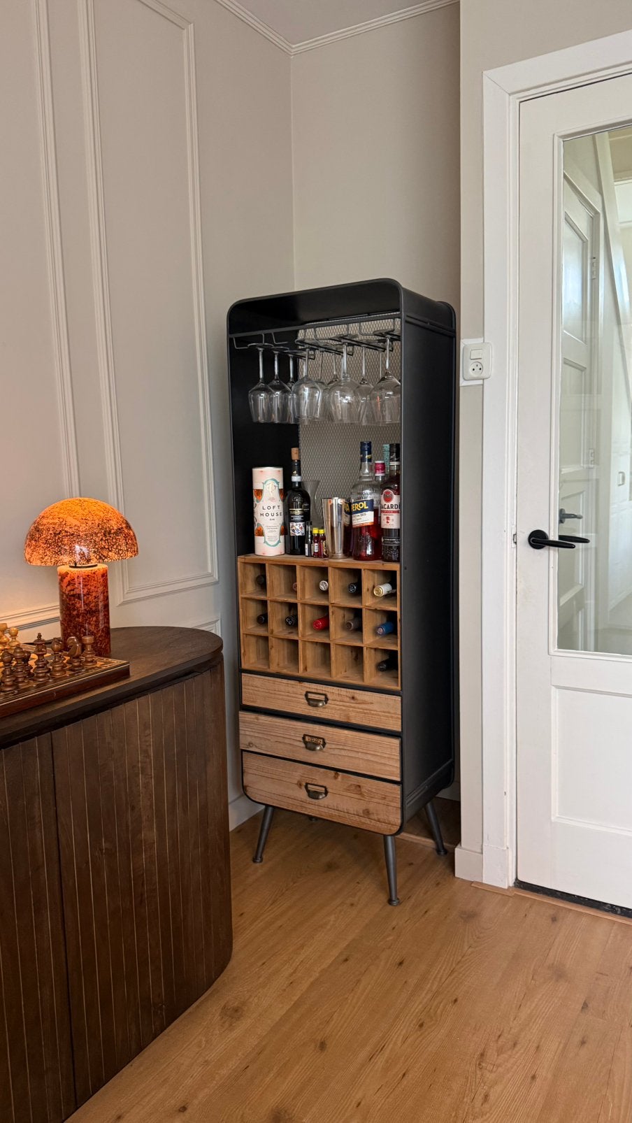 Wijnkast Dutchbone hout/metaal, Huis en Inrichting, Kasten | Vitrinekasten, Ophalen of Verzenden, Zo goed als nieuw, Metaal