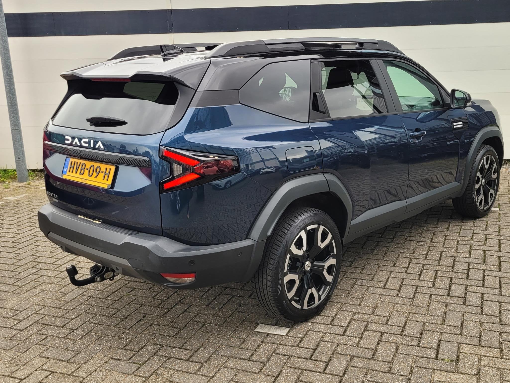 Dacia Bigster 1.8 Hybrid 155 Launch Edition | Schuif/Kantel-, Auto's, Stof, Gebruikt, Met garantie (alle), Blauw