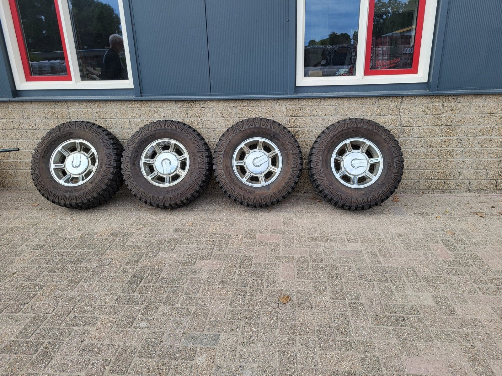 Hummer / Humvee wielen met bijna nieuwe banden 315/70 R17, Auto-onderdelen, Banden en Velgen, Ophalen, Gebruikt, Banden en Velgen