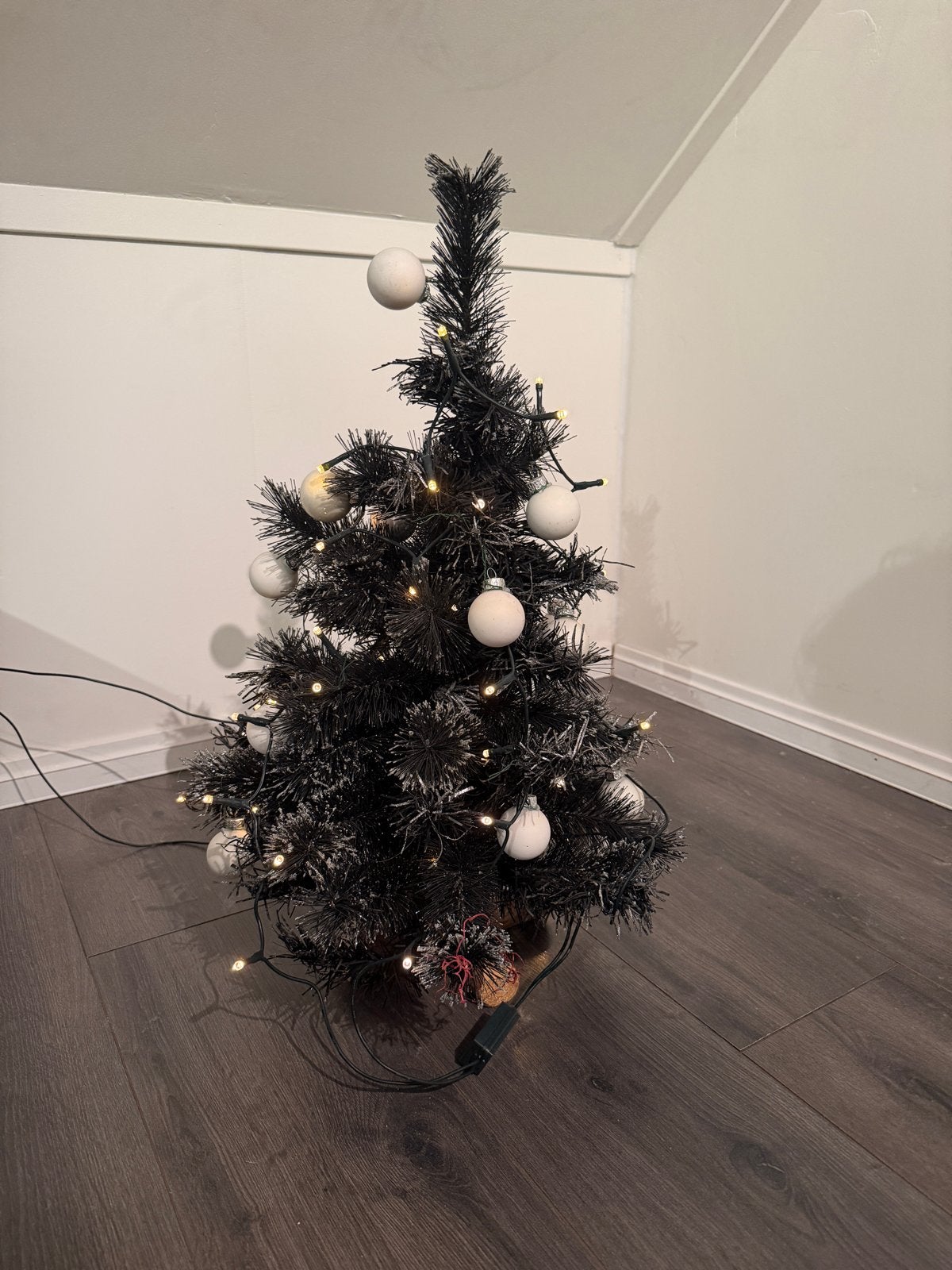 Kunstkeretboompje met ballen en lichtjes, Ophalen