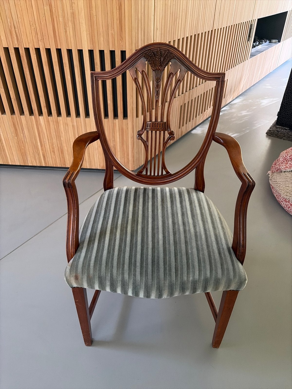 Engelse Hepplewhite stijl stoel met gestreepte bekleding, Ophalen